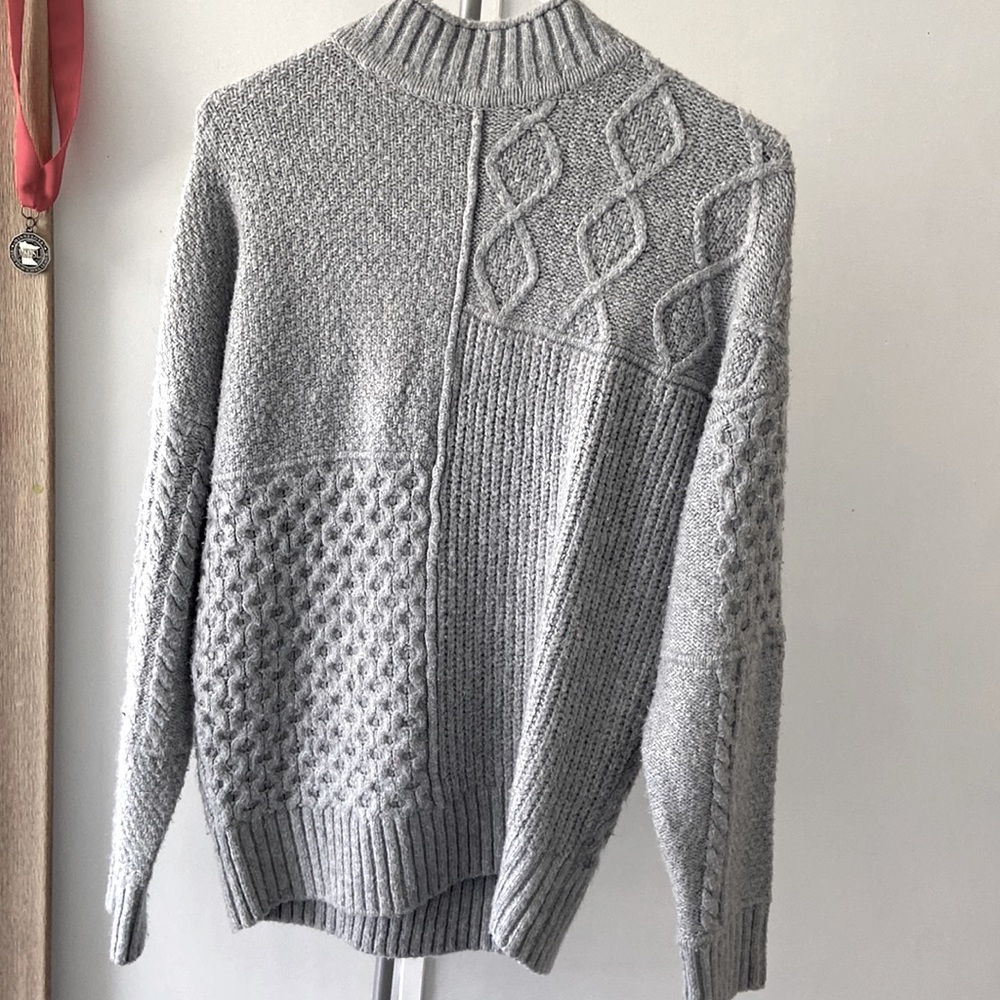 Grey sweater, very warm🥵